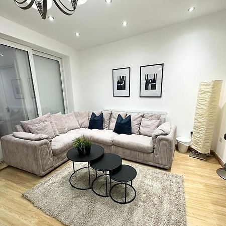 London Charm - Stylish Room In Spacious Home Εξωτερικό φωτογραφία