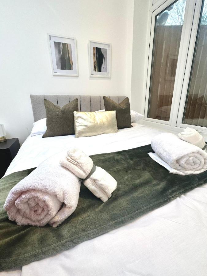 London Charm - Stylish Room In Spacious Home Εξωτερικό φωτογραφία
