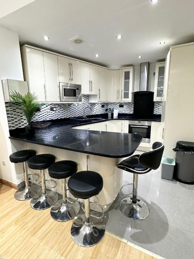 London Charm - Stylish Room In Spacious Home Εξωτερικό φωτογραφία