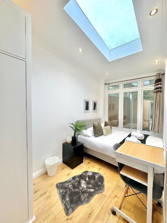 London Charm - Stylish Room In Spacious Home Εξωτερικό φωτογραφία