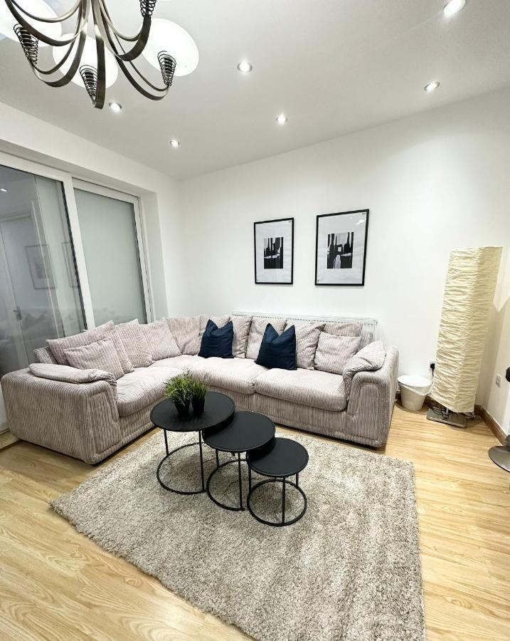 London Charm - Stylish Room In Spacious Home Εξωτερικό φωτογραφία