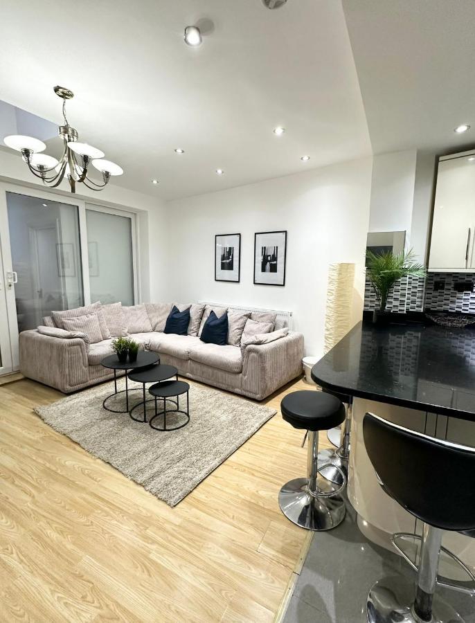London Charm - Stylish Room In Spacious Home Εξωτερικό φωτογραφία
