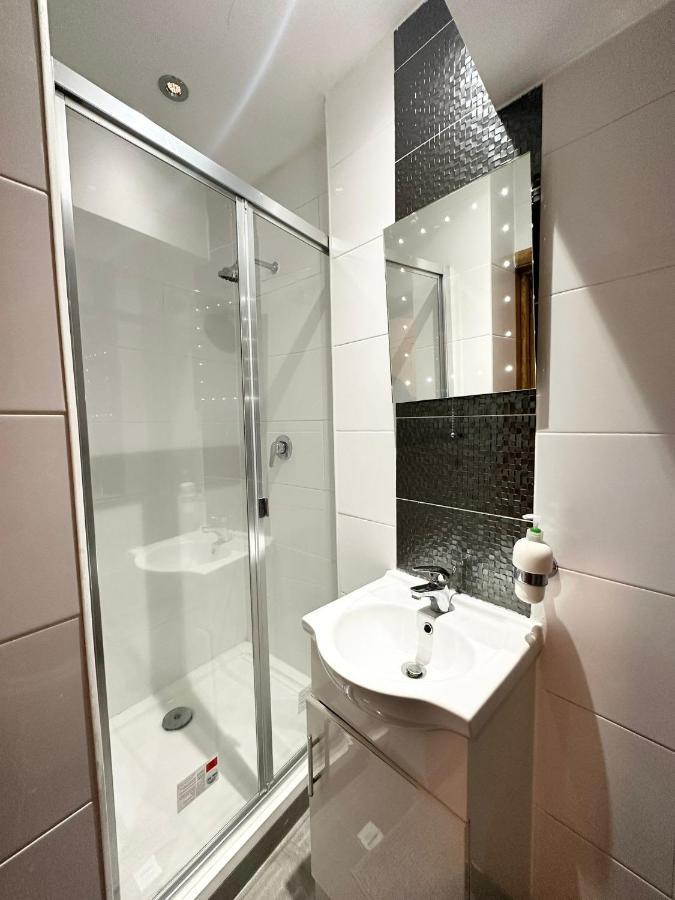 London Charm - Stylish Room In Spacious Home Εξωτερικό φωτογραφία
