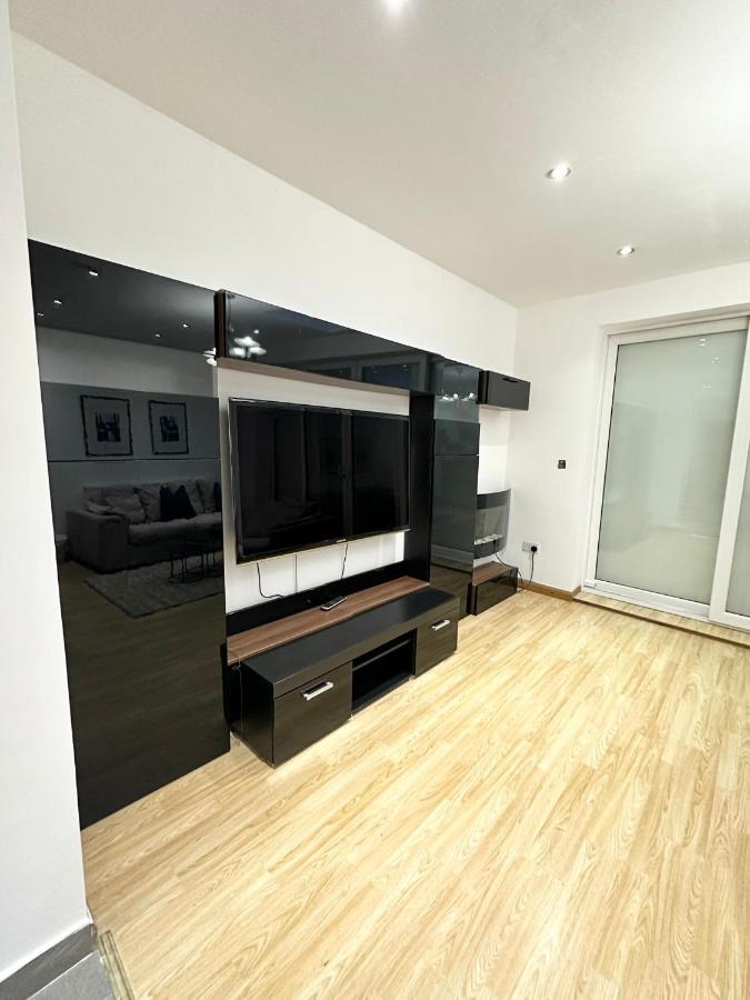 London Charm - Stylish Room In Spacious Home Εξωτερικό φωτογραφία
